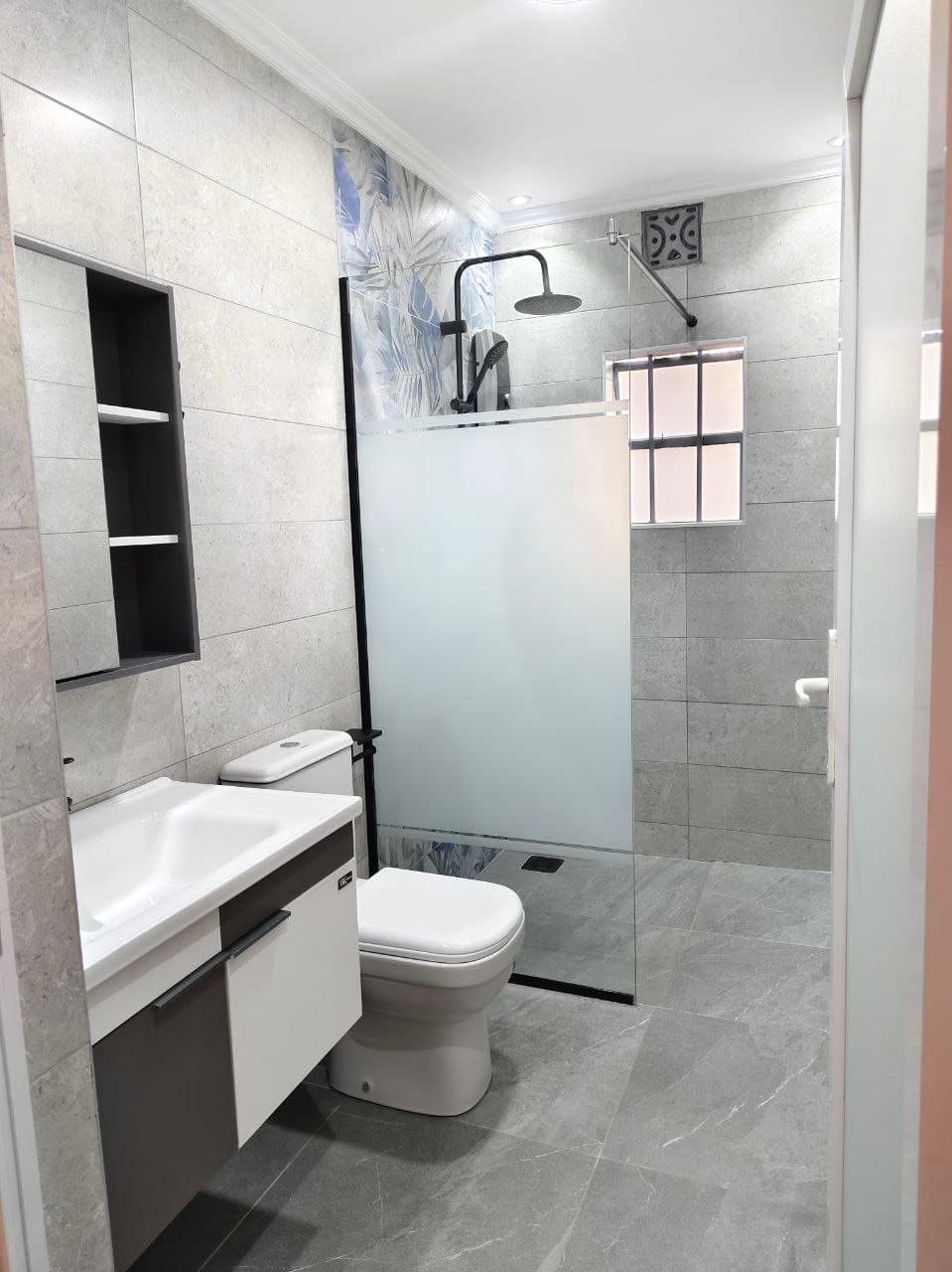 Bathroom glass divider (half)