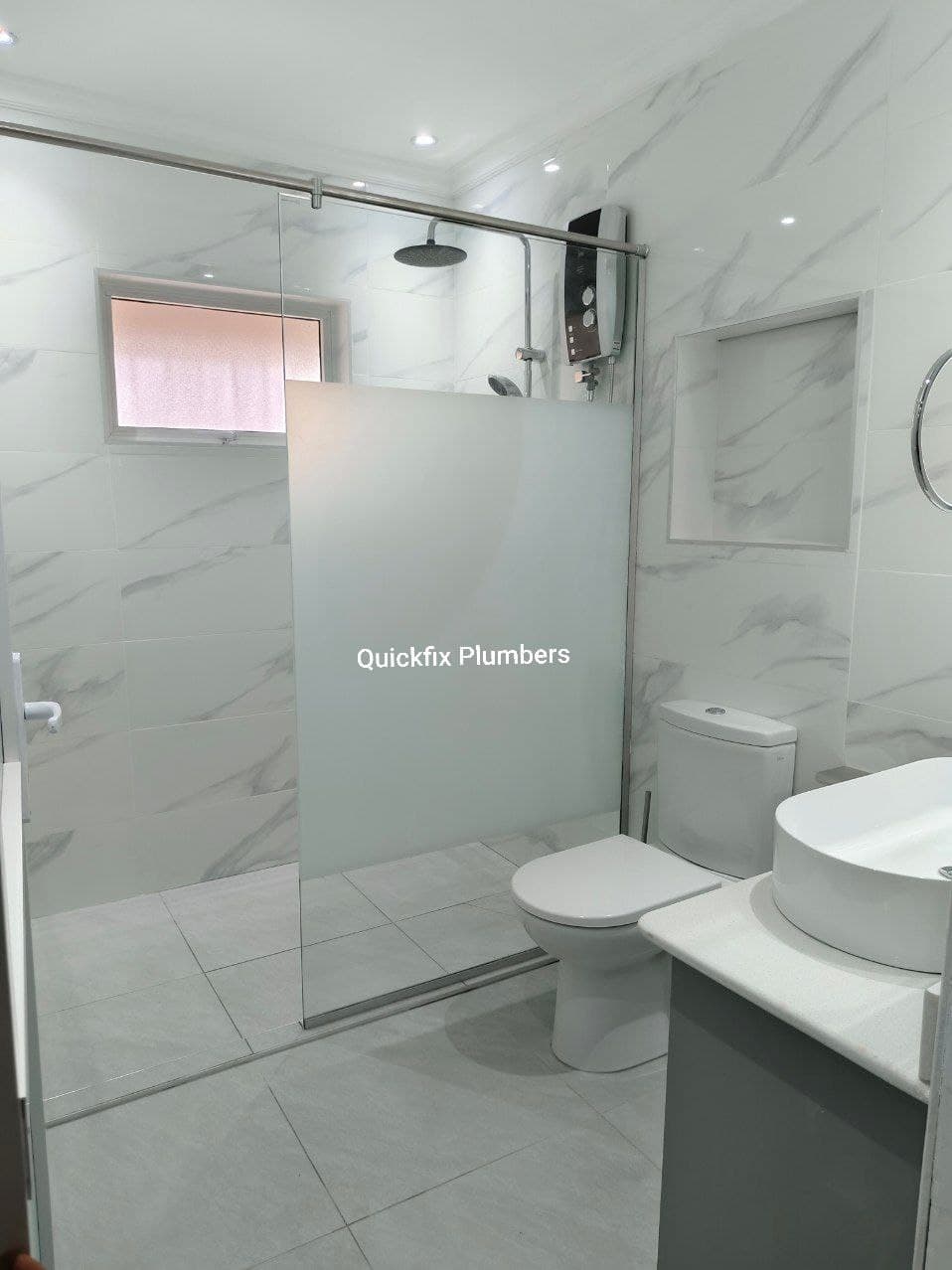 Fixed panel walk-in shower screen